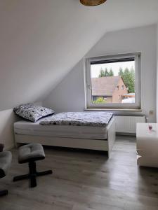 1 dormitorio con cama y ventana en 2- Zimmer Wohnung, en Lehrte