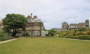 um grande edifício com um grande relvado em frente em YHA Whitby em Whitby