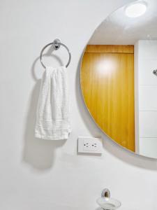 a bathroom with a mirror and a towel at Casa Orquídea in Fusagasuga