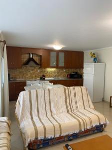 eine Küche mit einem großen Bett in der Mitte eines Zimmers in der Unterkunft Complex Summer Memories in Keramotí