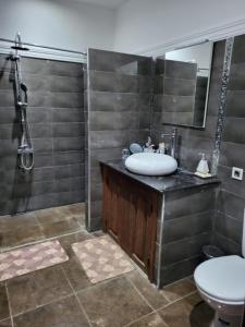 ein Bad mit einem Waschbecken und einem WC in der Unterkunft Villa avec piscine marrakech in Marrakesch