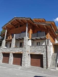 um edifício com duas portas de garagem em frente em Grand Studio Val Cenis em Lanslebourg-Mont-Cenis