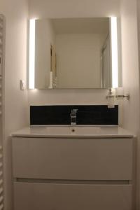La salle de bains est pourvue d'un lavabo et d'un miroir. dans l'établissement Appt 4 pers avec parking privé gratuit Le Touquet, à Le Touquet-Paris-Plage