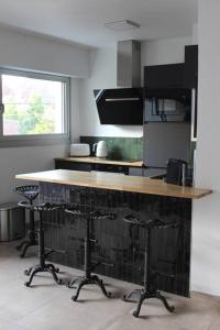 a kitchen with two bar stools and a counter top at Appt 4 pers avec parking privé gratuit Le Touquet in Le Touquet-Paris-Plage