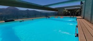 The swimming pool at or close to Depto con Vista a los Andes en Las Condes