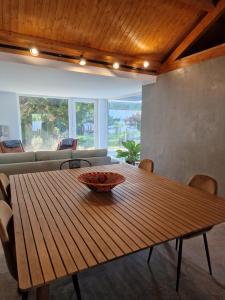 een houten tafel in een woonkamer met een bank bij Casa Nikana in Turcifal