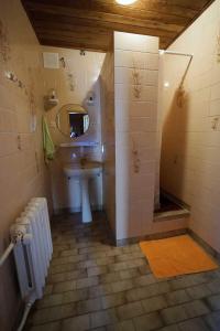 een badkamer met een wastafel en een douche met een spiegel bij Hostel na Anhellego in Szczecin