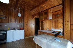 uma cozinha com armários de madeira e uma mesa em Hostel na Anhellego em Szczecin