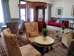 uma sala de estar com cadeiras, uma mesa e um sofá em Royal Thurso Hotel em Thurso