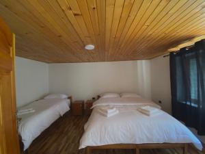 Postel nebo postele na pokoji v ubytování Guesthouse Rexhepi, Valbonë