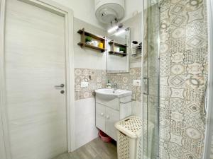 a bathroom with a shower and a sink and a toilet at Appartamento a 2 minuti dal Centro e dalla Spiaggia in Giardini Naxos
