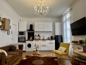 sala de estar con sofá y mesa en Appartement de charme en plein coeur de Rouen, en Rouen