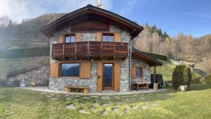 a small log cabin in a grassy field at Chalet Oasi della Volpe in Cà Paini