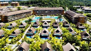 an aerial view of a resort with a swimming pool at Flat luxo 04 torre 06 Eco Resort Carneiros in Tamandaré