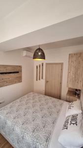 ein Schlafzimmer mit einem großen Bett in einem Zimmer in der Unterkunft The Urban Utopia in Skopje