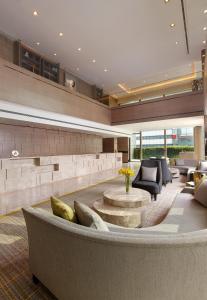 Humble House Taipei, Curio Collection by Hilton的休息区