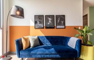 a blue couch in a living room with a lamp at Casa Latitud by Kukun in Mexico City