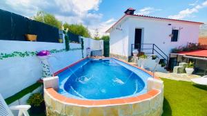 una piscina en el patio trasero de una casa en Casa Rural Inés cerca del Caminito del Rey, en Álora