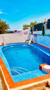 une grande piscine d'eau bleue dans l'établissement Casa Rural Inés cerca del Caminito del Rey, à Alora