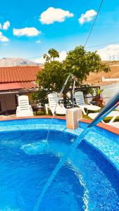 - une piscine avec des chaises et une fontaine dans l'établissement Casa Rural Inés cerca del Caminito del Rey, à Alora