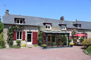 a stone house with a black awning in front of it at Chez Lili in Izé