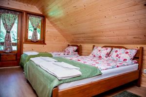 a bedroom with a bed in a log cabin at Central Chalet in Vărşag
