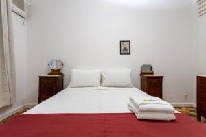 a bed with white sheets and two towels on it at Gracioso no Leblon - 2 quartos - AP102 in Rio de Janeiro