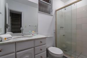 y baño con ducha, aseo y lavamanos. en Gracioso no Leblon - 2 quartos - AP102, en Río de Janeiro