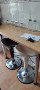 a wooden table with glasses on top of it at Villa Paraiso in Villaviciosa