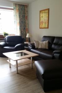 Sala de estar con sofás y mesa de centro en Appartment 1022, Missen-Wilhams en Missen-Wilhams