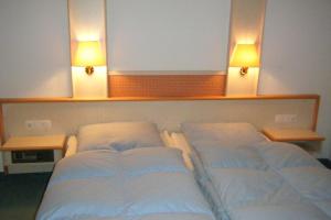 2 camas en una habitación con 2 luces en la pared en Appartment 1022, Missen-Wilhams en Missen-Wilhams