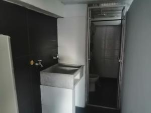 bagno con lavandino e doccia di Apartamento hermosa vista a Líbano