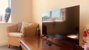 ポースコールにあるSea Breeze Apartmentsのリビングルーム(大画面薄型テレビ、椅子付)