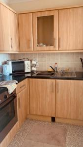 Virtuvė arba virtuvėlė apgyvendinimo įstaigoje Sea Breeze Apartments