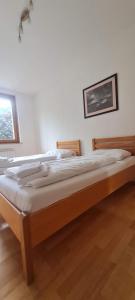 um quarto com uma cama grande num quarto em Four Seasons Getaway - 3 minutes From Town Centre em Zell am See