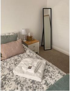 Un dormitorio con una cama con una toalla. en Burwood House 