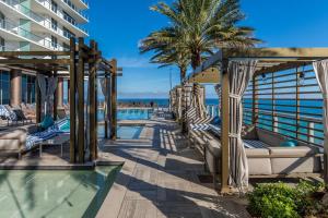 een zwembad met ligstoelen en palmbomen bij Seashore Resort #3805 - 2 BEDROOM RIGHT ON THE BEACH DIRECT OCEAN-VIEW WITH AMENITIES ON THE ROOFTOP in Hollywood