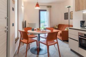 Kuchyň nebo kuchyňský kout v ubytování Corte Masnate "Arancio" - Lenno by LoveComo