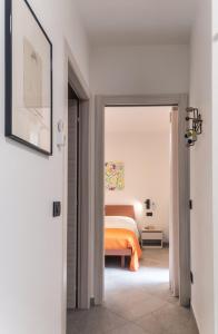 Postel nebo postele na pokoji v ubytování Corte Masnate "Arancio" - Lenno by LoveComo + 22 fotografií