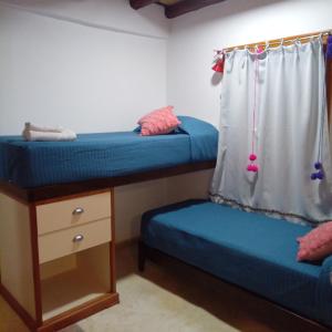 卡法亞特的住宿－Crisol.，一间卧室设有两张双层床和一扇窗户。