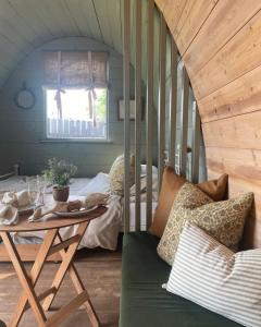 Habitación con sofá, mesa y cama en Skipbridge farm glamping, en York