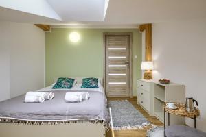 Un pat sau paturi într-o cameră la Apartament Abra 1 Rynek 8