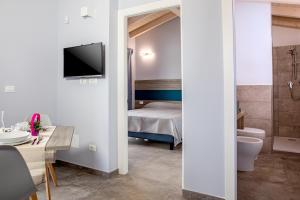 ein Badezimmer mit einem Schlafzimmer mit einem Bett und einem WC in der Unterkunft Ca' Brichella in Cairo Montenotte