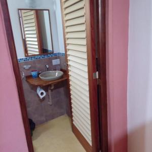 卡法亞特的住宿－Crisol.，一间带水槽和镜子的浴室