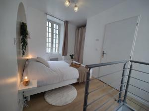 Postel nebo postele na pokoji v ubytování Le duplex de l'Abbaye Royale - Studio cosy !