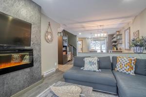 Ruang duduk di Le Sous-Bois 1322 Billard et Spa