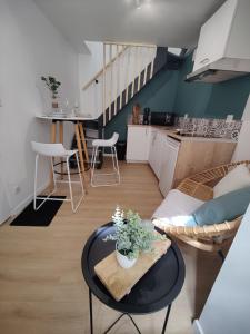 Posezení v ubytování Le duplex de l'Abbaye Royale - Studio cosy !