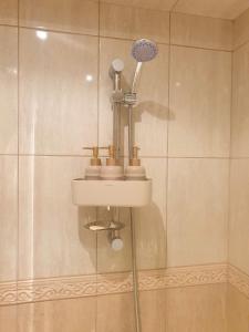 łazienka z prysznicem, umywalką i szczoteczką do zębów w obiekcie Elisa Studio w Bjałej