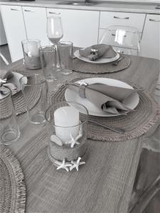 una mesa con un juego de mesa con platos y vasos en Elisa Studio, en Byala