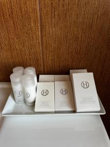 un gruppo di tre tazze bianche su uno scaffale di Hotel Rion a Mangalia